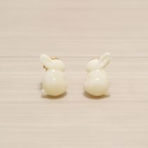 オフ白珠うさぎモチーフイヤリング