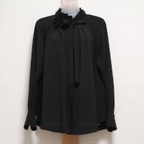 黒リボン付きハイネックブラウス