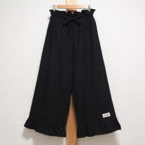 黒フリル使いワイドパンツ