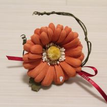 オレンジリボン付きロゴ入り雛菊コサージュ