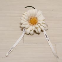 白雛菊ロゴリボン付きコサージュ