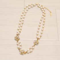 カメリア付きパールネックレス