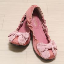 ピンク系リボン付きバレエシューズ
