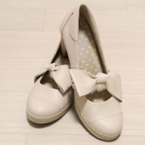 ベージュリボン付きパンプス