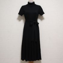 黒タートルプリーツニットワンピース