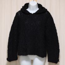 黒花モチーフ付きケーブルニットパーカー