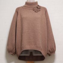 ベージュ花モチーフタートルセーター