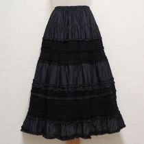 黒レース使いローンスカート