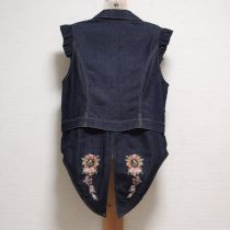 紺クレストフラワー刺繍使いデニムベスト☆